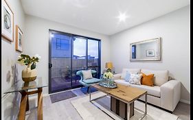 Scott Point Private Entry Flat Offers The Entire Living Room, Bedroom And Ensuite, Parking Available